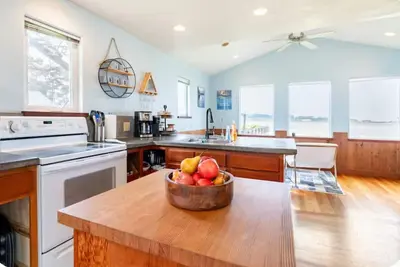 Image de Waterfront Cottage avec de beaux couchers de soleil et vue