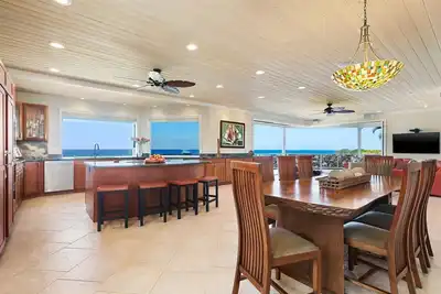 Image de Maison de plage de luxe avec piscine privée et climatisation. Marchez jusqu'à la ville de Kona. Offres spéciales de mai!