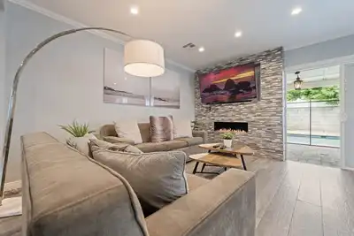 Image de Nouvelle maison à La avec tous les nouveaux meubles, la piscine et les lits King! ! Par Universal Studios