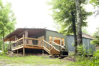 Image de Cascade privée de 50 pieds. Cabine écologique et confortable construite à partir de conteneurs d'expédition