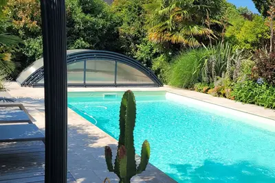 Image de 300m de la plage/piscine chauffée à partir d'avril.