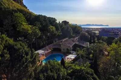 Image de Piscine jacuzzi extérieure chauffée | Villa de luxe avec piscine privée et forêt de pins