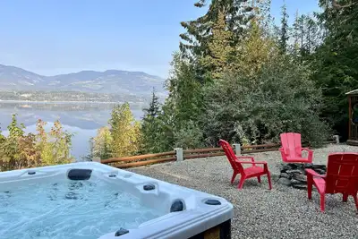 Image de Eagle's Nest - Retraite semi-lacustre avec bain à remous!