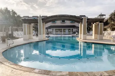 Retraite sur la plage! 2 Bdr / 2Bath, balcon privé au-dessus de la piscine, 1 pâté de maisons de la plage