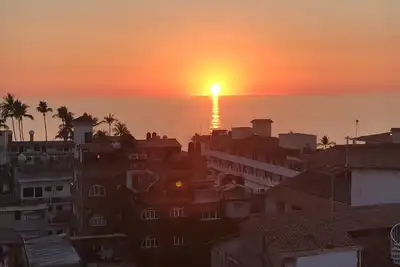 Image de Emplacement idéal - Étapes à la plage, plusieurs restaurants et divertissements!