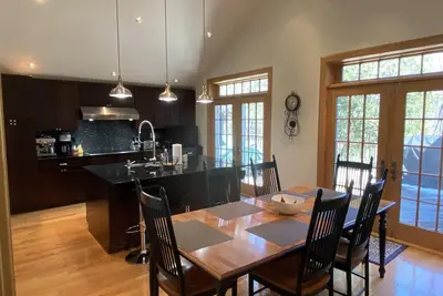 Image de Cuisine de charme moderne Mountain Retreat Lg sur le ruisseau avec foyer