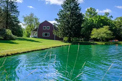 Image de Cabine spacieuse et rustique avec jeux pour votre famille ou votre groupe