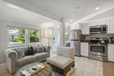 Image de Bungalow moderne à 2 pâtés de maisons de la plage