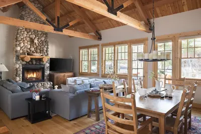 Image de Avant-poste: maison indépendante avec bain à remous privé près des pistes
