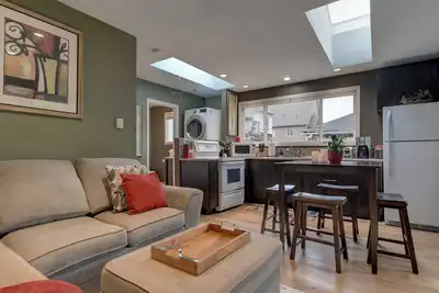 Image de Coach house jardin privé avec un lit king size, cuisine complète + terrasse privée