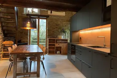 Image de Belle maison en pierre dans charmant village près de la côte
