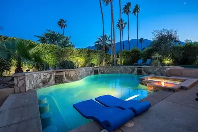 Image de Douche extérieure, Wetbar au bord de la piscine, Spa, Misters, Putting Area, Firepit WiFi gratuit