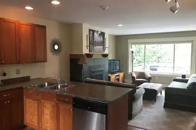 Image de Condo haut de gamme 3 chambres 3 salles de bain ski in / out avec bain à remous privé sur le pont arrière!