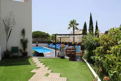 Image de À seulement 500 mètres d'une belle Plage! Villa Privée avec Piscine et Vue Mer!