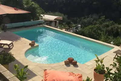 Maison cosy, indépendante dans un ilot de verdure  à Nice : votre  repos assuré.