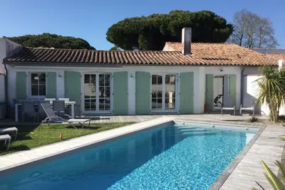 Image de Belle maison lumineuse avec piscine chauffée au centre de La Flotte