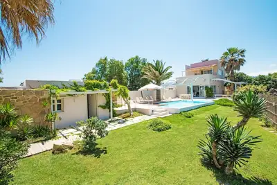 Image de Waterfront Villa, Near Amenities, Private Pool