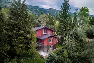 Image de Avant-poste: maison de ski de 5 chambres avec bain à remous privé et climatisation