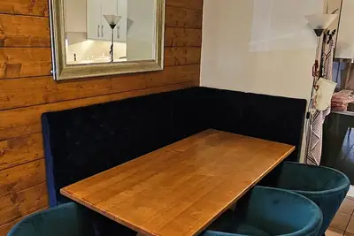 Image de Un bel appartement au rez-de-chaussée avec piscine intérieure et extérieure commune.