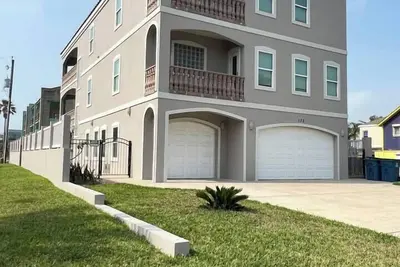 Image de Grande RÉUNION De Famille! , 8br / 10ba, Vue Sur La Mer, , Table De Billard, Piscine Chauffee / Jacuzz