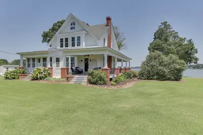 Image de Fabulous Home on River \/ Bay estate, Porche enveloppant, chiens