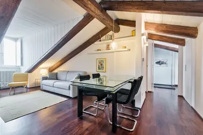 Image de panoramique appartement au dernier étage. Parking privé, wifi