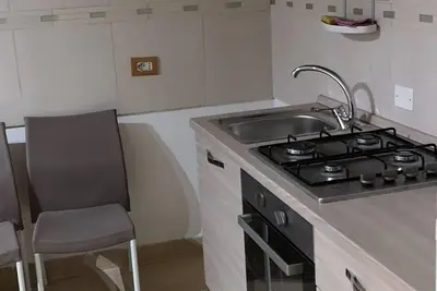 Image de 2018 appartement confortable rénové dans une zone privée.