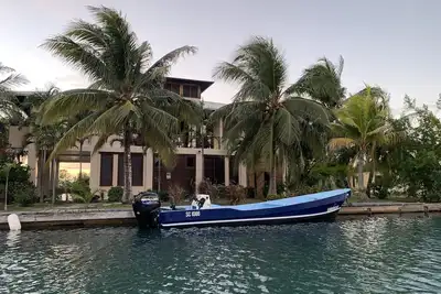 Image de Belle maison sur l'île de front de mer, Dock privé, Village Transportation Inclu