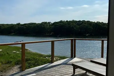 Image de Mid-Century Waterfront House East Hampton retraite toute l'année