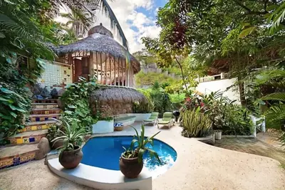 Paradis tropical isolé avec piscine