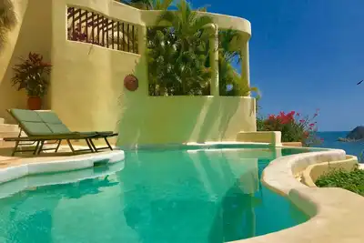 Image de Million de dollars vues avec piscine à débordement sur le bluff