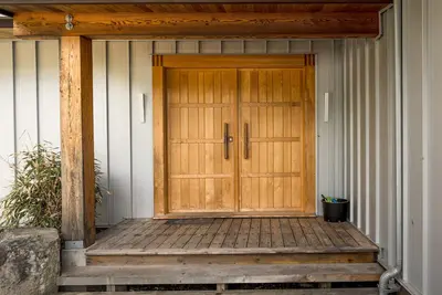 Image de Cabine élégante et neutre en énergie sur la côte ouest dans les montagnes