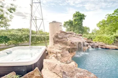Image de Location d'une ferme moderne avec piscine et bain Ă remous Ă 1, 5 km de Main St Fredericksburg.