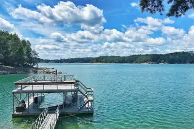 Image de Maison de lac amusante et familiale avec grand quai à deux étages avec des meubles de salon