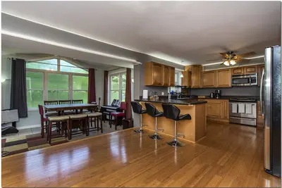 Image de Grande maison moderne près de Cleveland