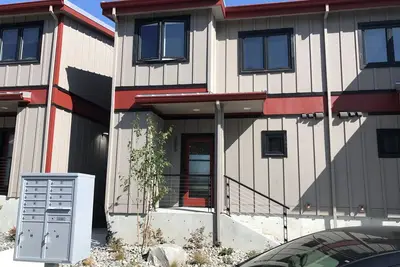 Image de Loft industriel Columbia Gorge sur la 2e rue - 2 ch plus Den