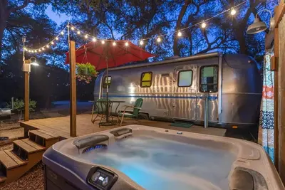 Image de Super Cute Retro Airstream ** bain à remous et douche extérieure **