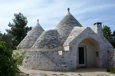 Image de \"Malvarosa\": un ancien trullo rénové équipé des technologies les plus modernes