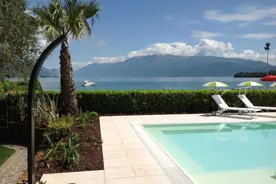 Image de Villa au bord de la plage avec piscine privée et superbe vue sur le lac