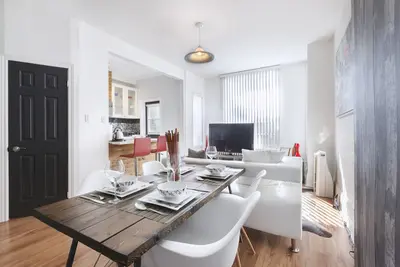 Image de Chic Boutique Stylish Open concept 1 Br Suite w \/ Balcony Downtown Toronto
