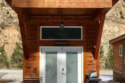 Image de Tiny Home Cabin dans les montagnes Rocheuses près de Adventure Park