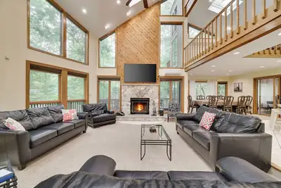 Image de Belle maison, bain à remous, foyer au bois, salle de jeux, lac, près de Camelbeach!
