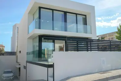 Villa moderne avec piscine près de la plage