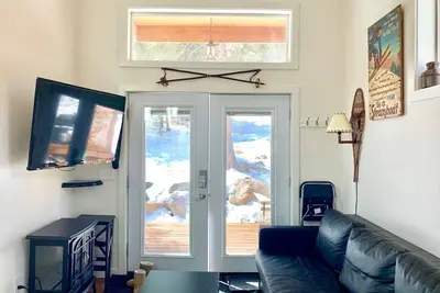 Image de Cabine entièrement meublée dans les montagnes Rocheuses!
