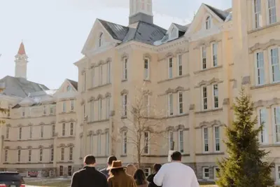 Image de Condo dans un bâtiment historique - Près de Downtown / Bay / Shopping / Restaurants / Commerces