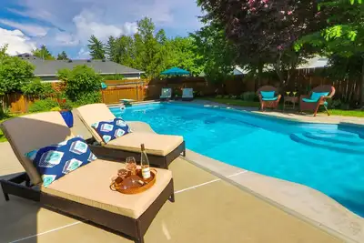 Image de Maison de quartier mise à jour au calme avec piscine et bain à remous - Walk to Town