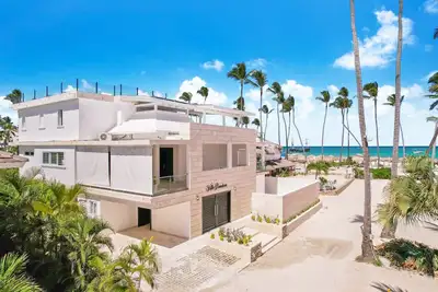 Image de 8br Beachfront Villa w \/ Game Room, Pool, Chef & Maids - Près de la vie nocturne