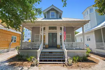 Image de Only 2 Min Walk to Seaside Private Beaches! Renovated home + 2 Adult Bikes!