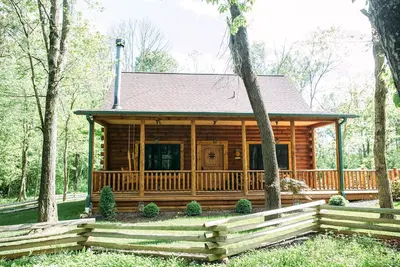 Image de Cabine de luxe Cuddly Cub avec bain à remous, wifi et cheminée à bois