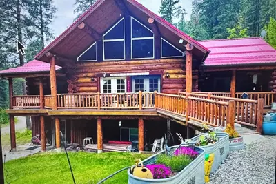 Image de Custom Log Home - Foyer extérieur, sentiers et ruisseau